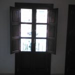 puerta con ventanal